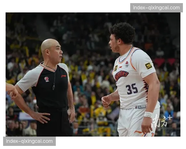 威姆斯突破上篮打成2+1，广东队反超比分
