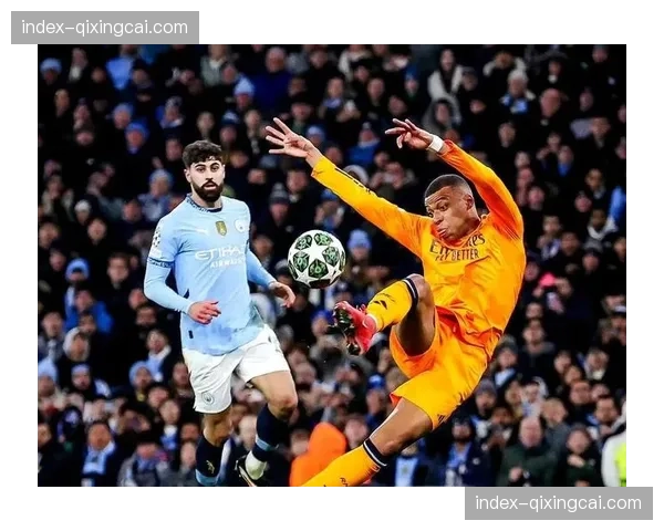 终场哨响，巴黎众将低头离场，恩里克面色凝重